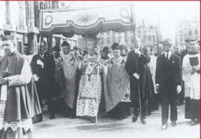 4 maggio 1924. Pier Giorgio (sulla destra con il cappello goliardico) è nel picchetto d’onore della FUCI per l’entrata a Torino del nuovo arcivescovo, mons. Giuseppe Gamba. 