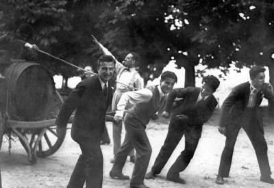 Giugno 1925. Pier Giorgio (astemio) celebra con gli amici il «trionfo di Bacco». 